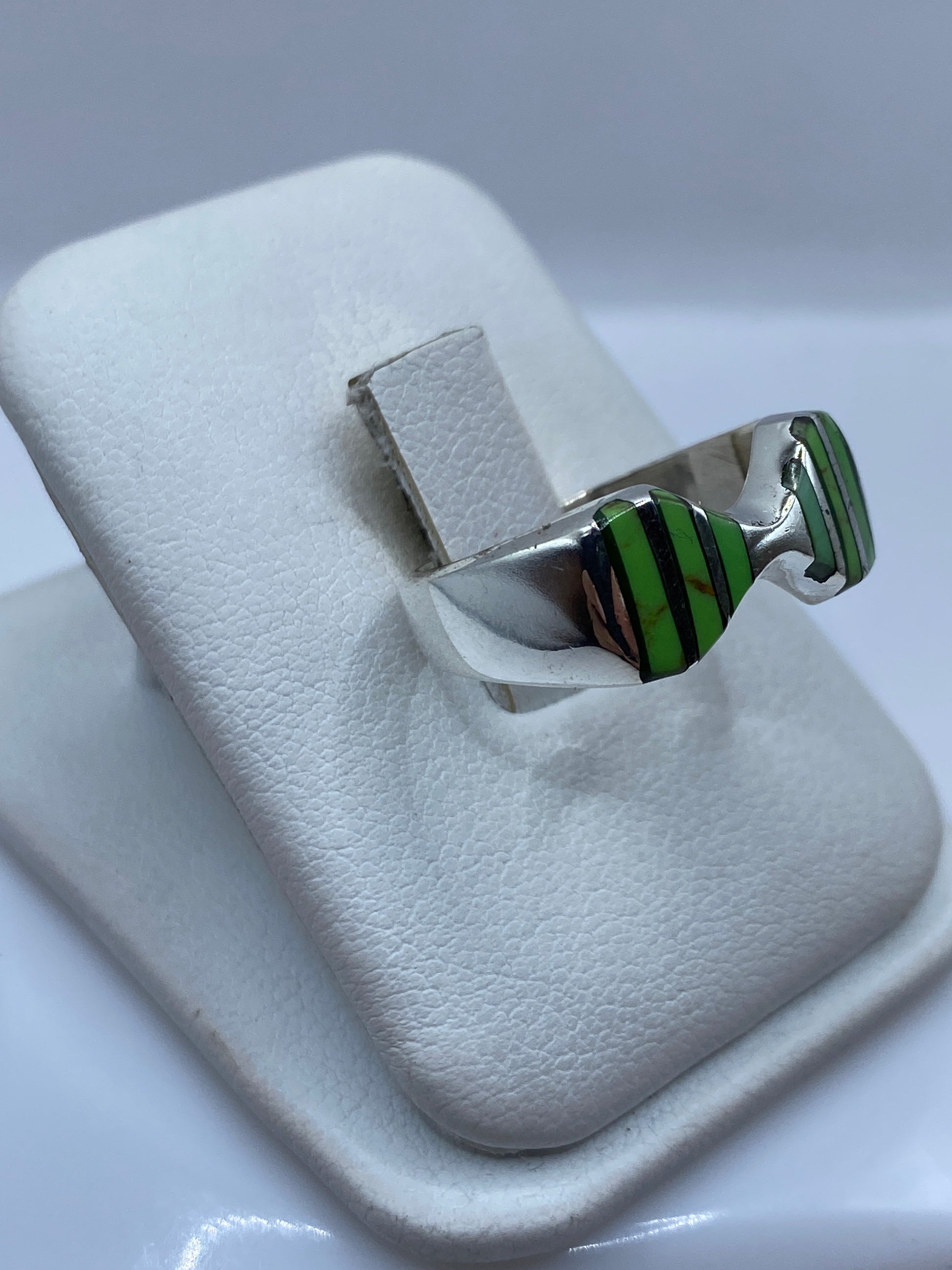 Detalle lateral del anillo moderno mostrando el engaste de la piedra verde en plata .925