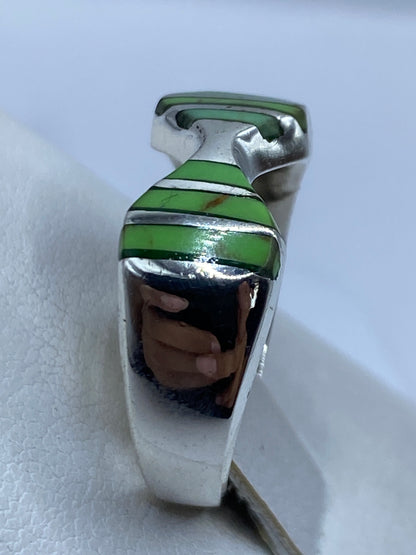 Anillo solitario verde en mano de mujer, uso diario, vista natural