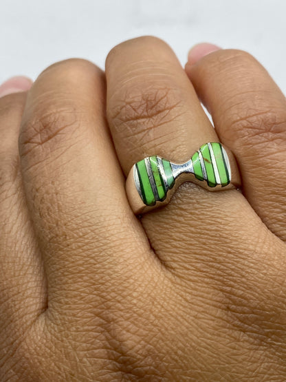 Sello .925 MEXICO en el interior del anillo solitario verde