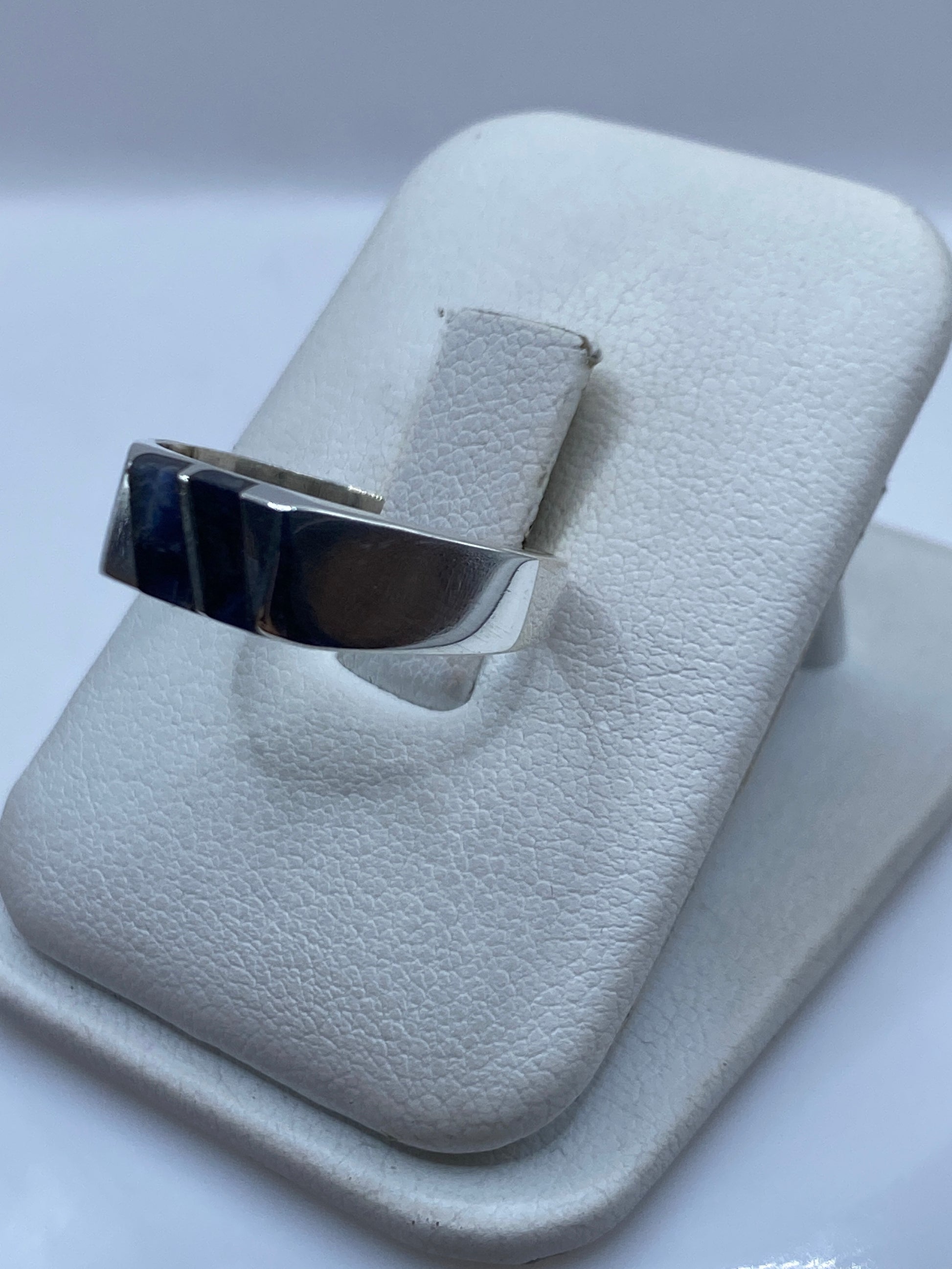 Anillo lapislázuli vista frontal sobre fondo blanco mostrando el pulido espejo