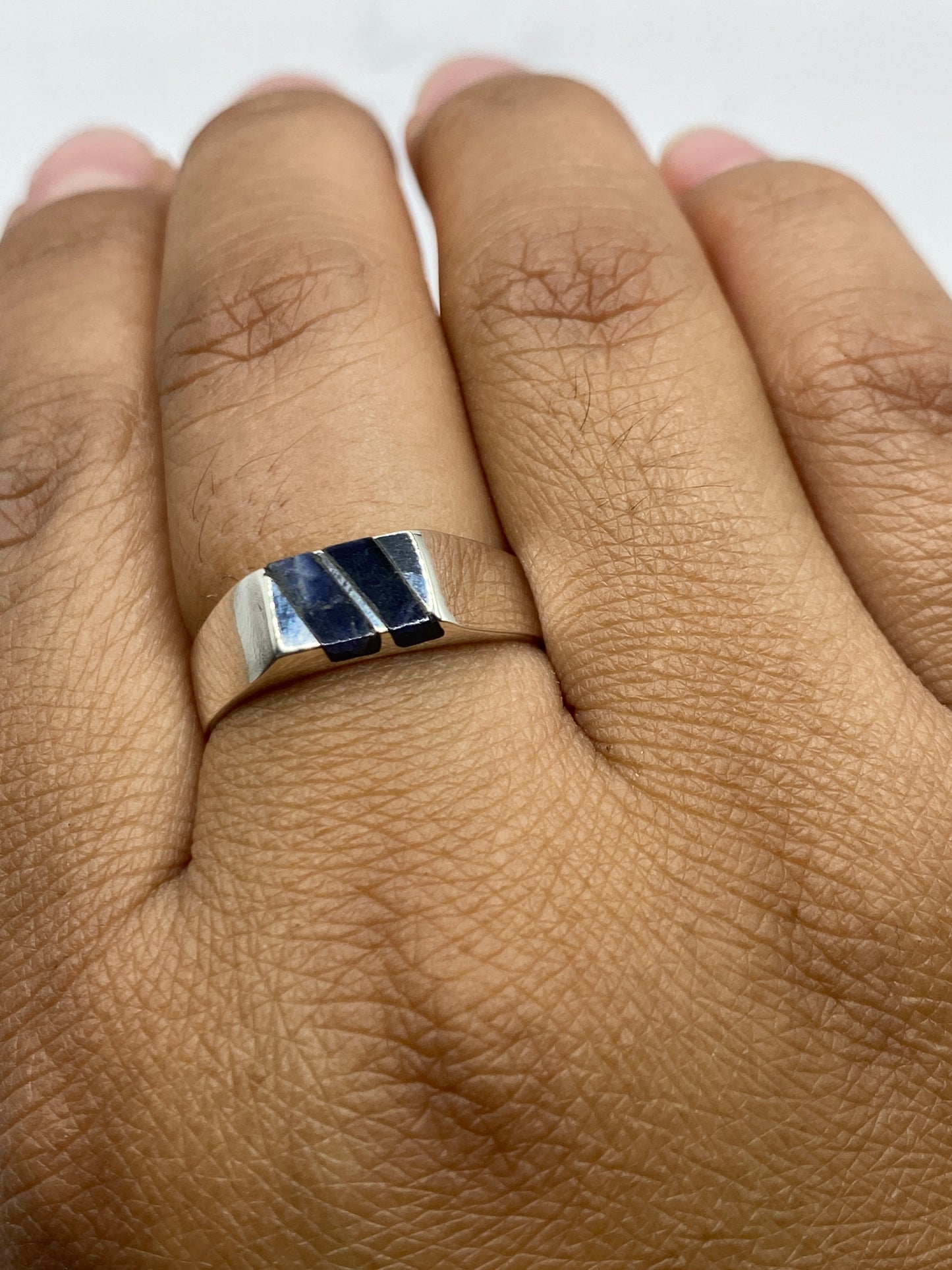 Anillo con sello 925 MEXICO en la banda interna sobre fondo gris