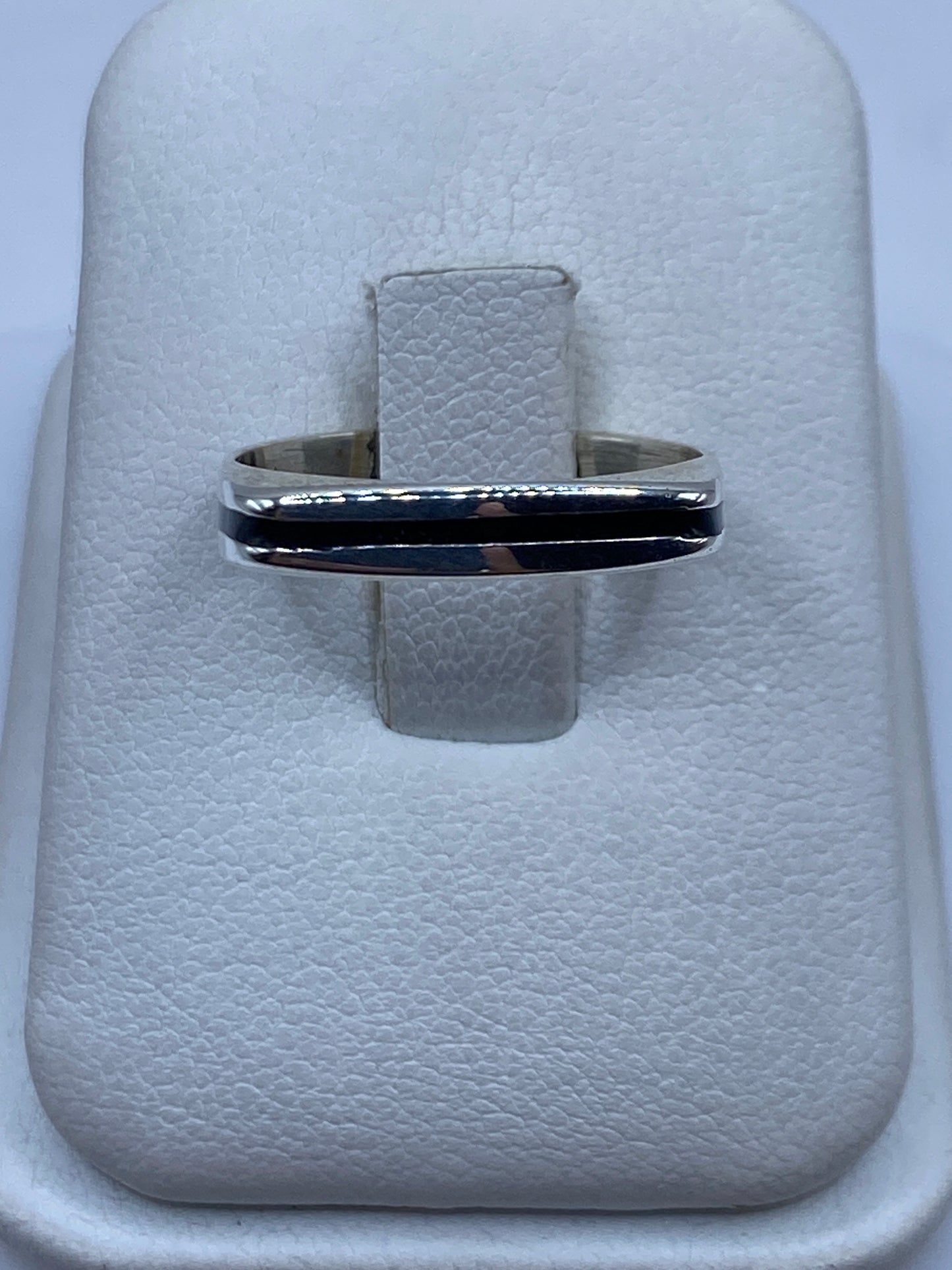 Anillo de plata .925 con ónix negro pulido, visto frontalmente en estuche