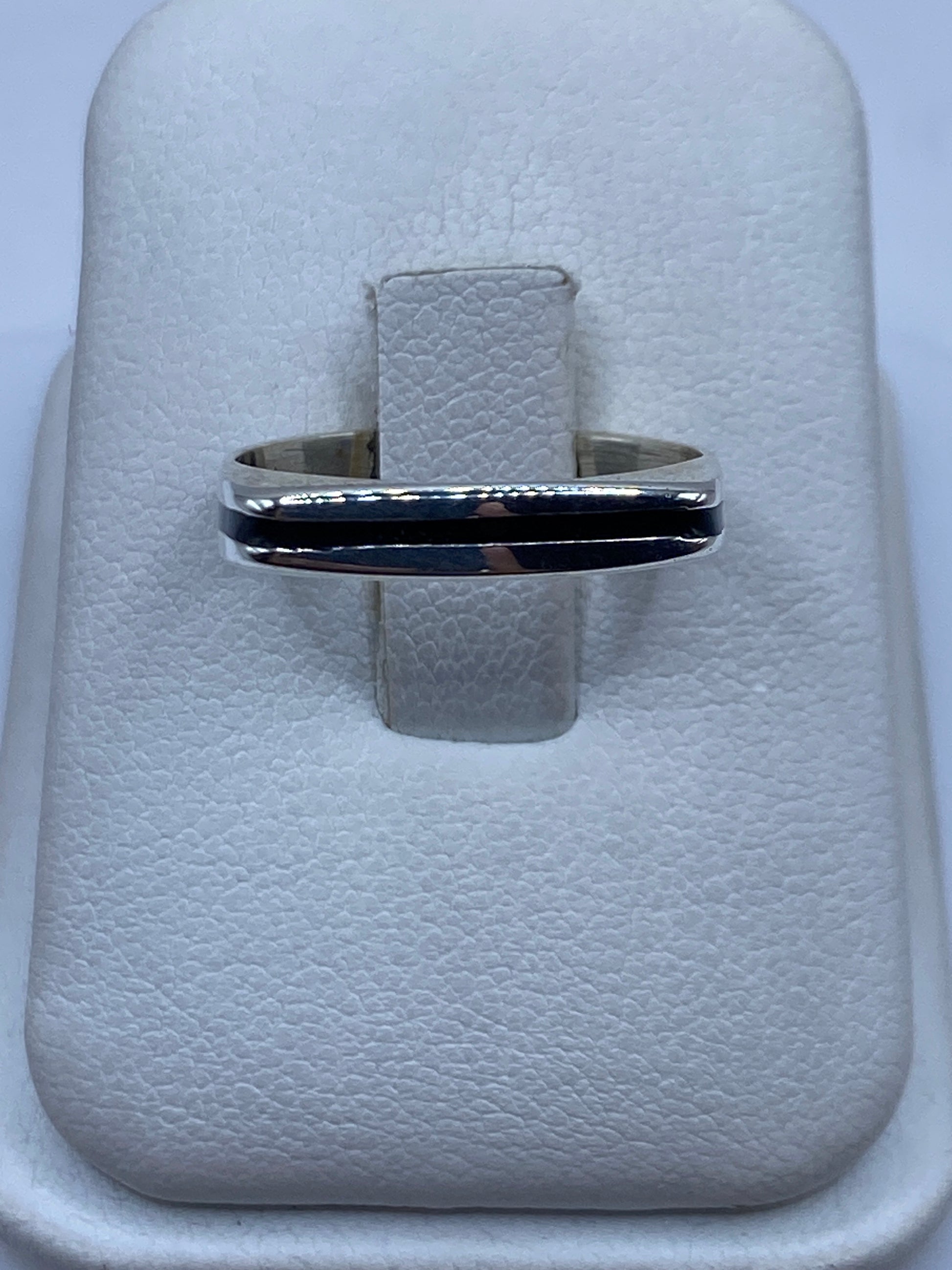Anillo de plata .925 con ónix negro pulido, visto frontalmente en estuche