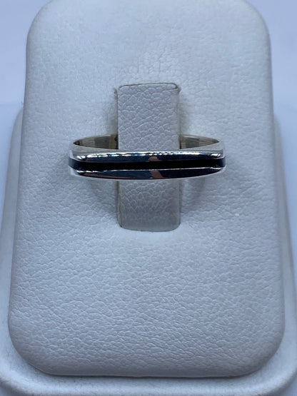 Anillo de plata .925 con ónix negro pulido, visto frontalmente en estuche