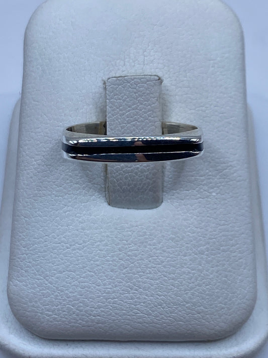 Anillo de plata .925 con ónix negro pulido, visto frontalmente en estuche