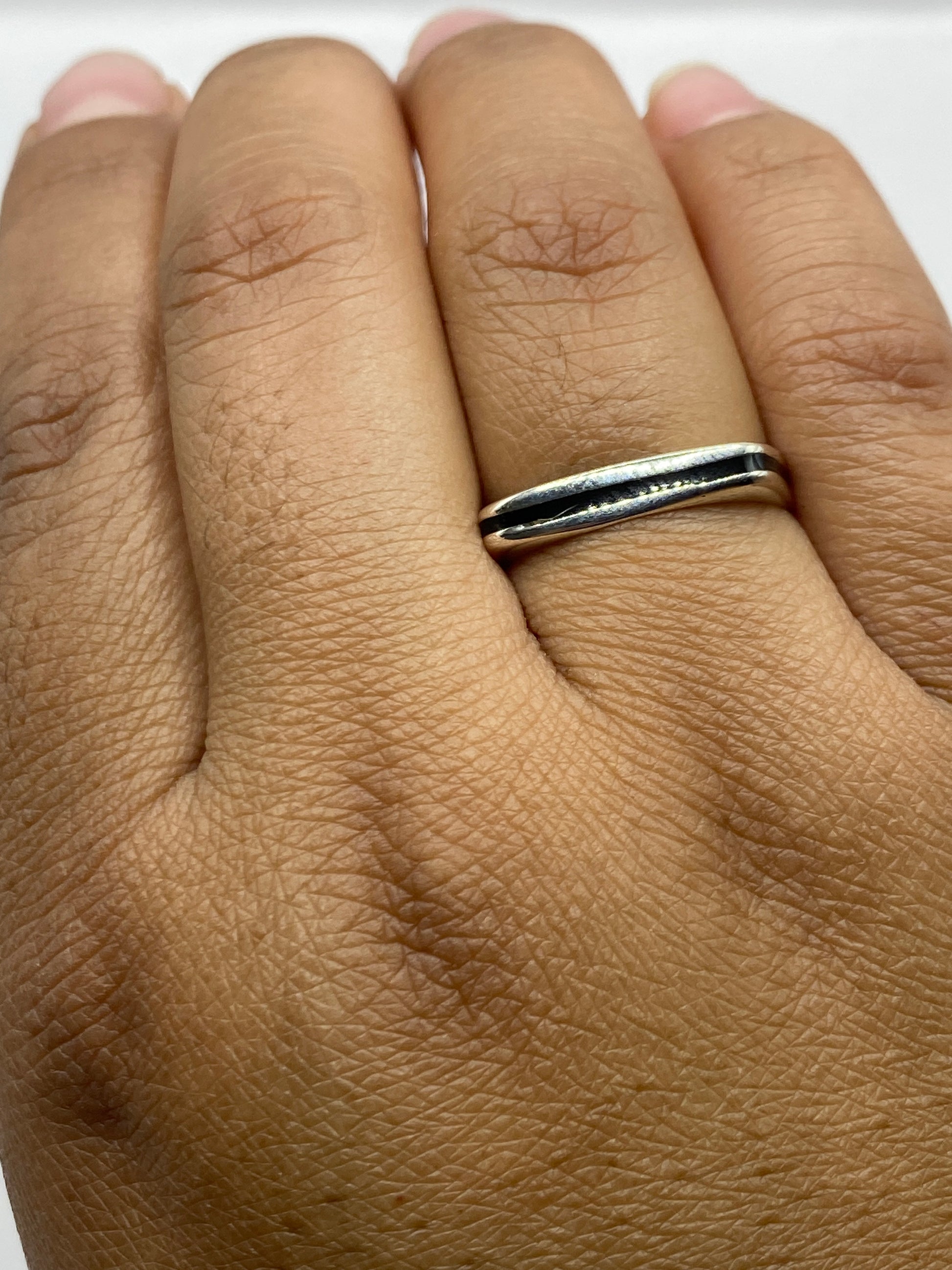 Anillo de plata .925 MEXICO en dedo, con ónix natural negro pulido