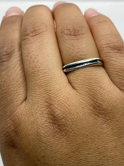 Anillo de plata .925 MEXICO en dedo, con ónix natural negro pulido