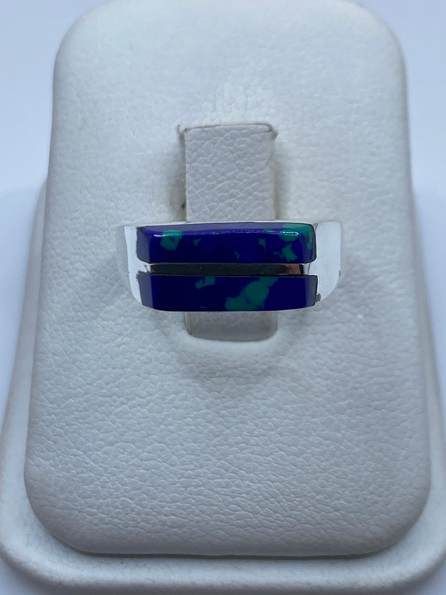 Anillo de plata minimalista con piedra azul en talla 7, vista frontal