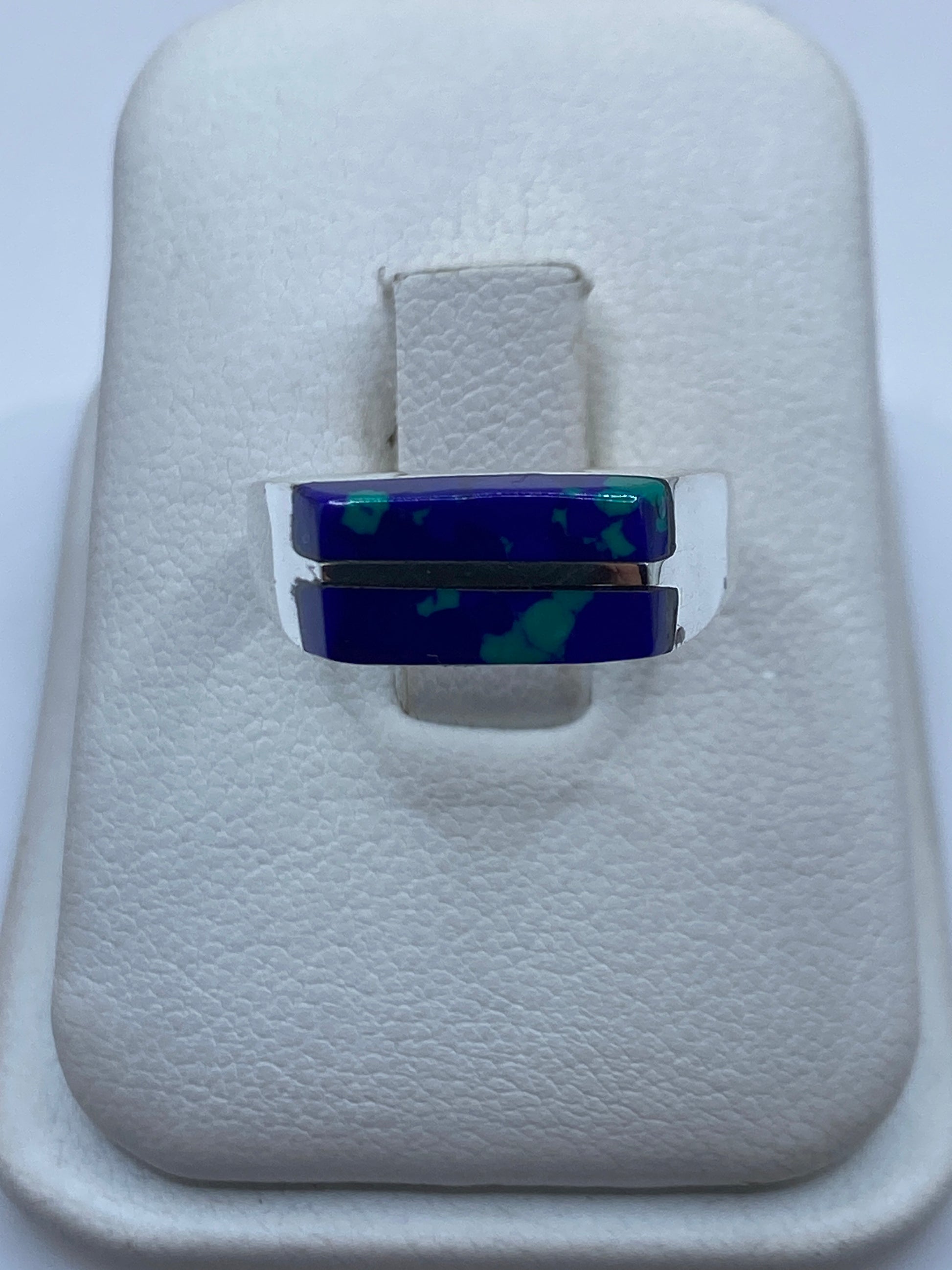 Anillo de plata minimalista con piedra azul en talla 7, vista frontal