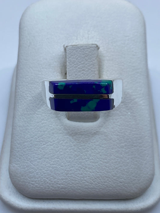 Anillo de plata minimalista con piedra azul en talla 7, vista frontal