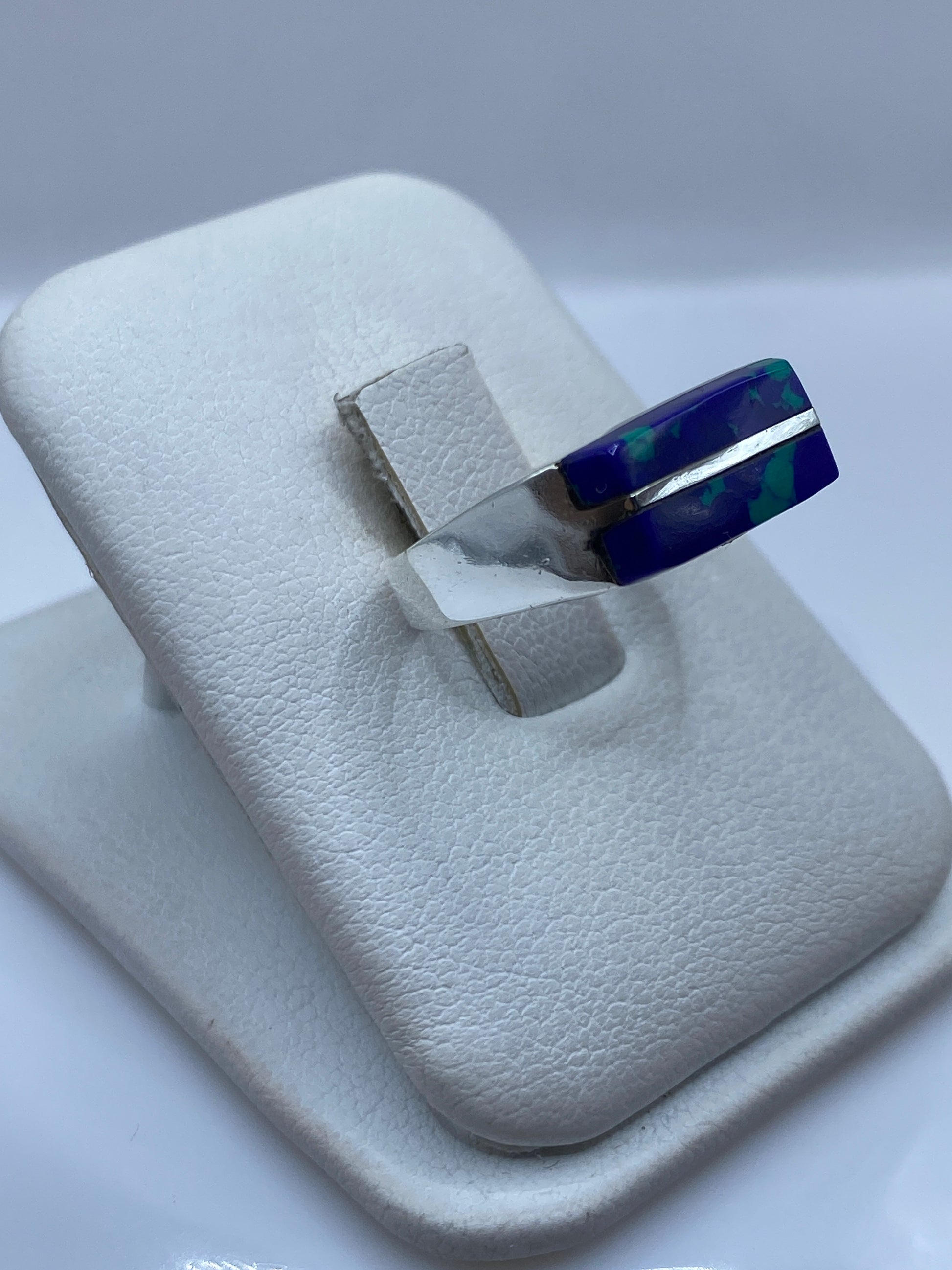 Anillo solitario azul de plata .925 en la mano, diseño limpio y moderno