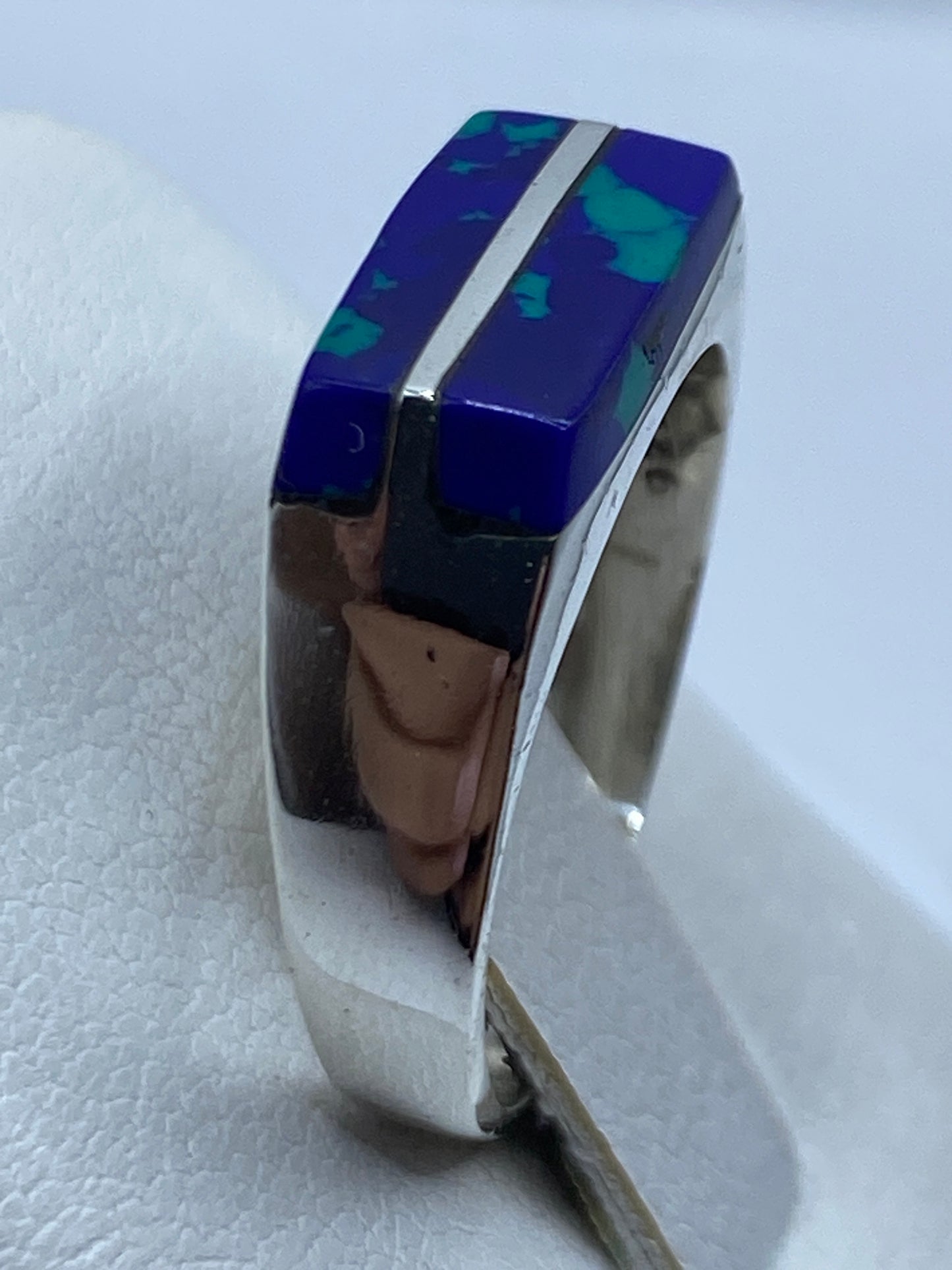 Detalle lateral del anillo mostrando el engaste de la piedra azul en Taxco