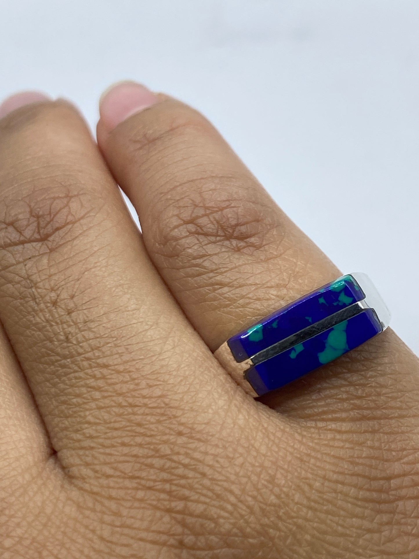 Anillo de plata con sello .925 MEXICO, piedra azul intenso, sobre fondo blanco