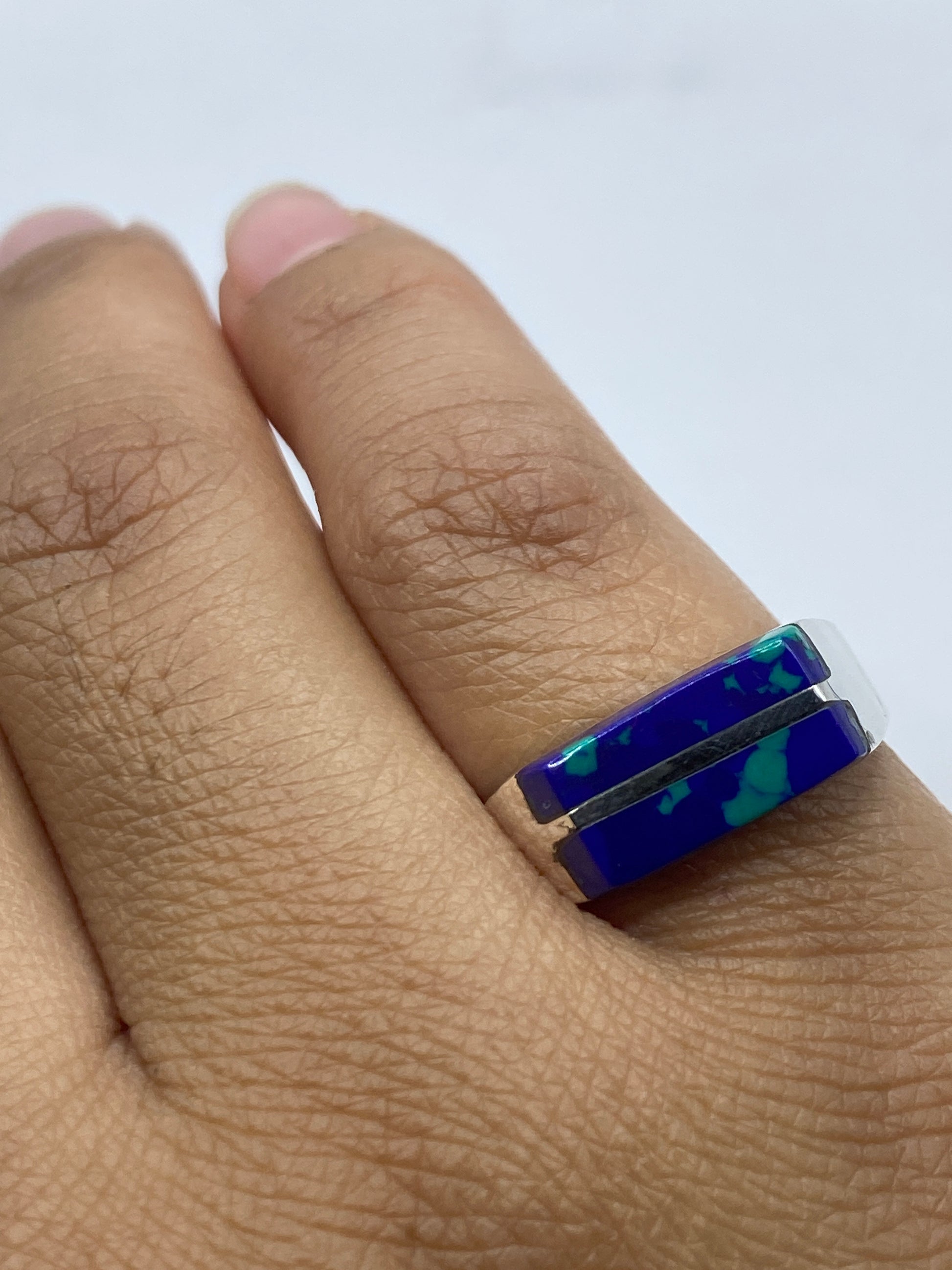 Anillo de plata con sello .925 MEXICO, piedra azul intenso, sobre fondo blanco