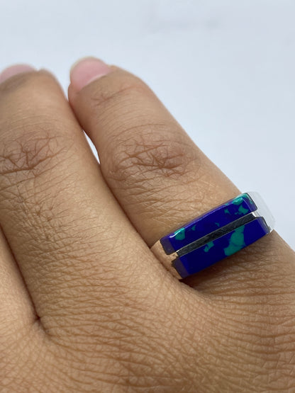 Anillo de plata con sello .925 MEXICO, piedra azul intenso, sobre fondo blanco