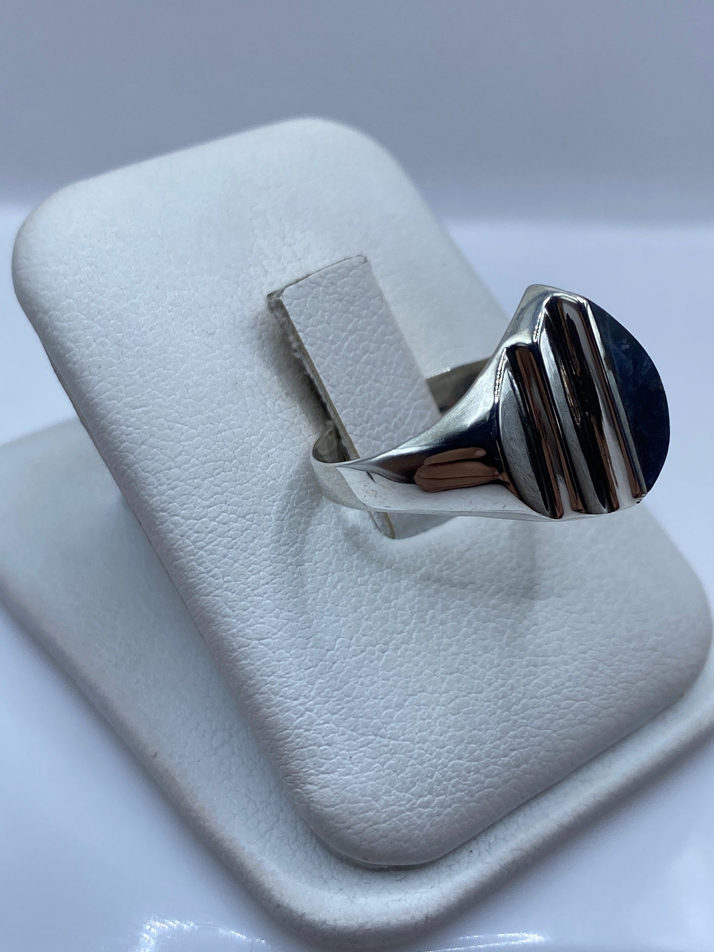 Vista frontal del anillo minimalista con lapislázuli azul profundo y vetas de oro pirita