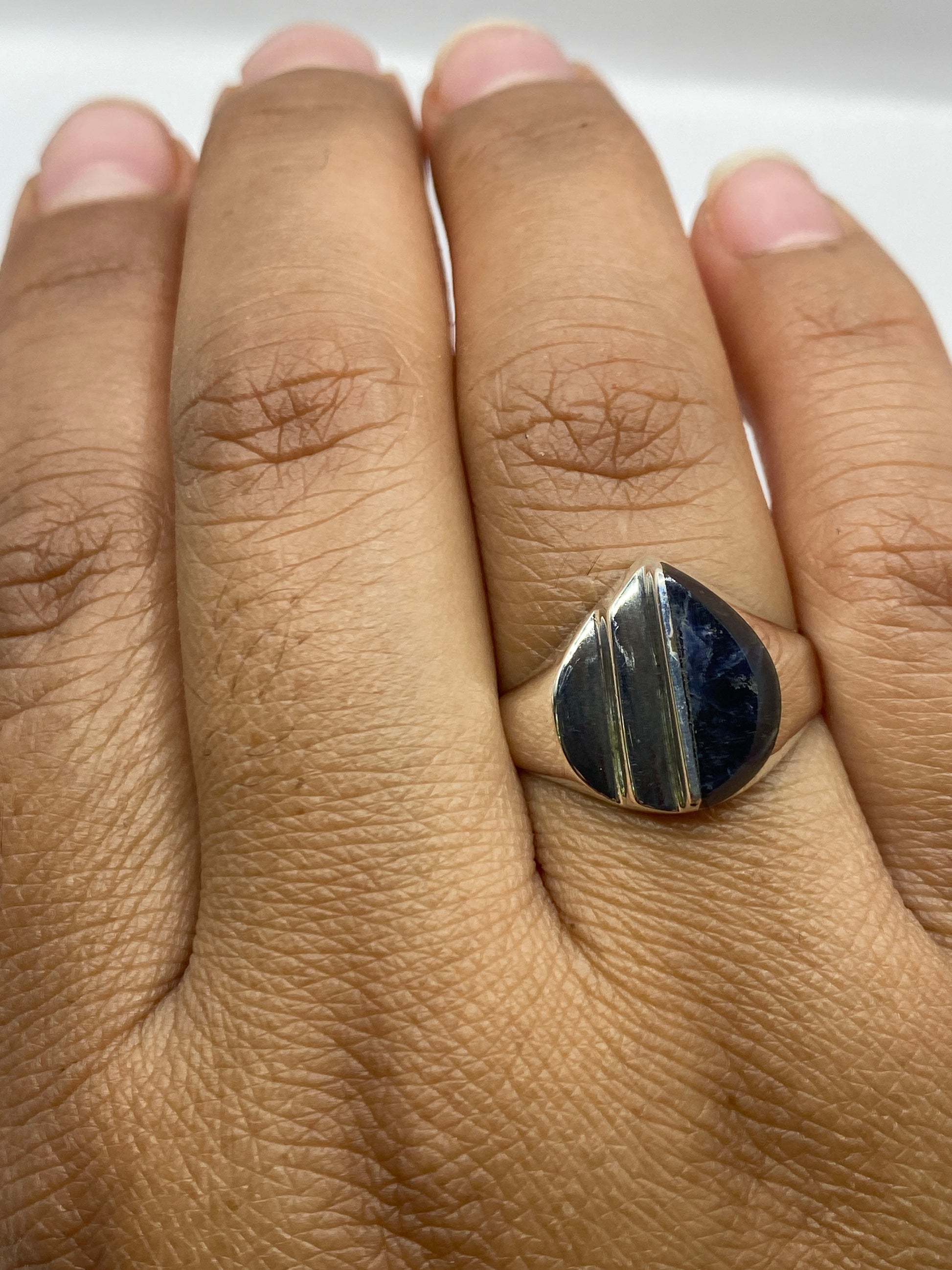 Anillo de plata en vista lateral mostrando el sello 925 MEXICO y el pulido de la banda