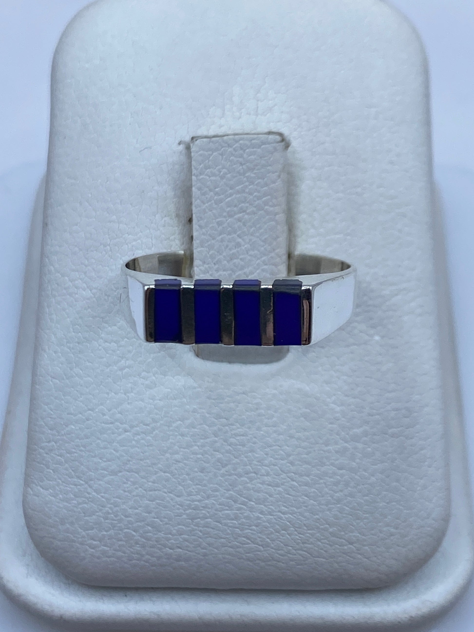 Anillo de plata con lapislázuli azul en estuche blanco, frente