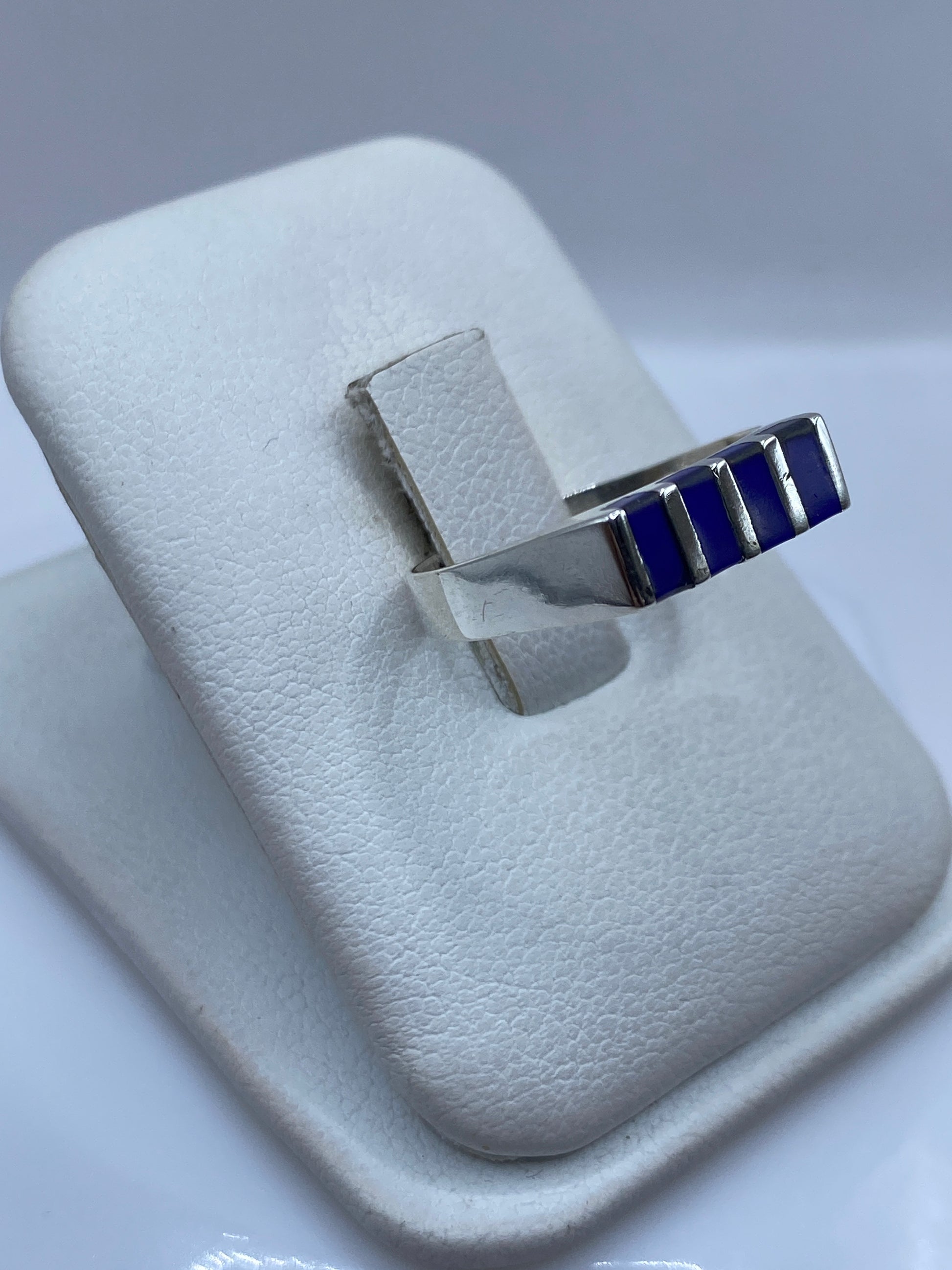 Vista lateral del anillo minimalista con lapislázuli profundo