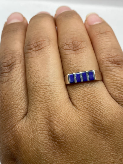 Anillo en mano mostrando el color azul puro y vetas de pirita