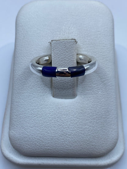 Anillo de plata solitario con piedra azul en estuche blanco, vista frontal