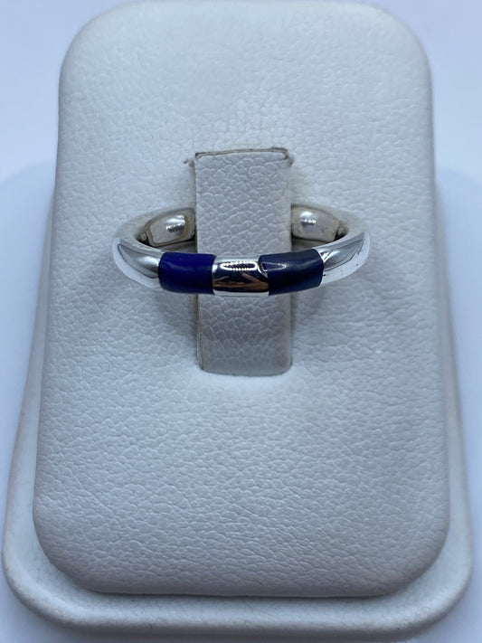 Anillo de plata solitario con piedra azul en estuche blanco, vista frontal