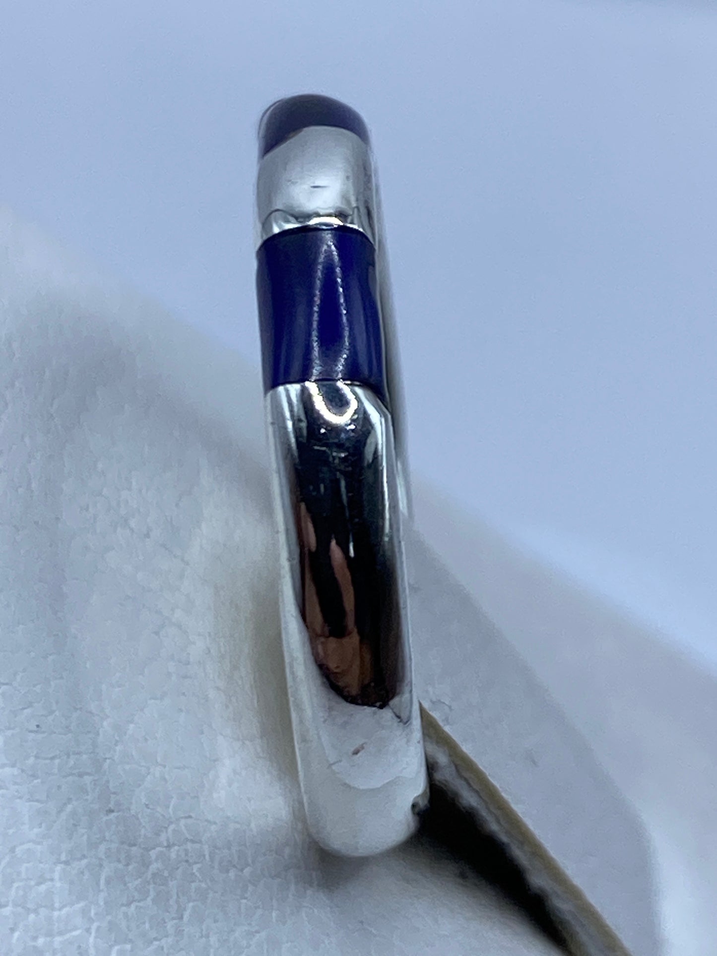 Anillo solitario de plata .925 en dedo de mujer, mostrando brillo y proporción