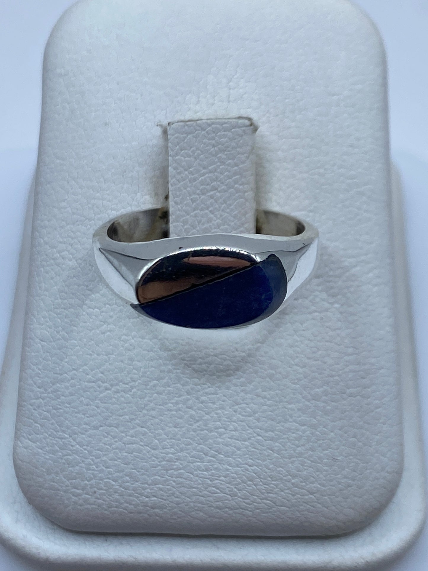Anillo de plata con lapislázuli azul en estuche blanco, vista frontal
