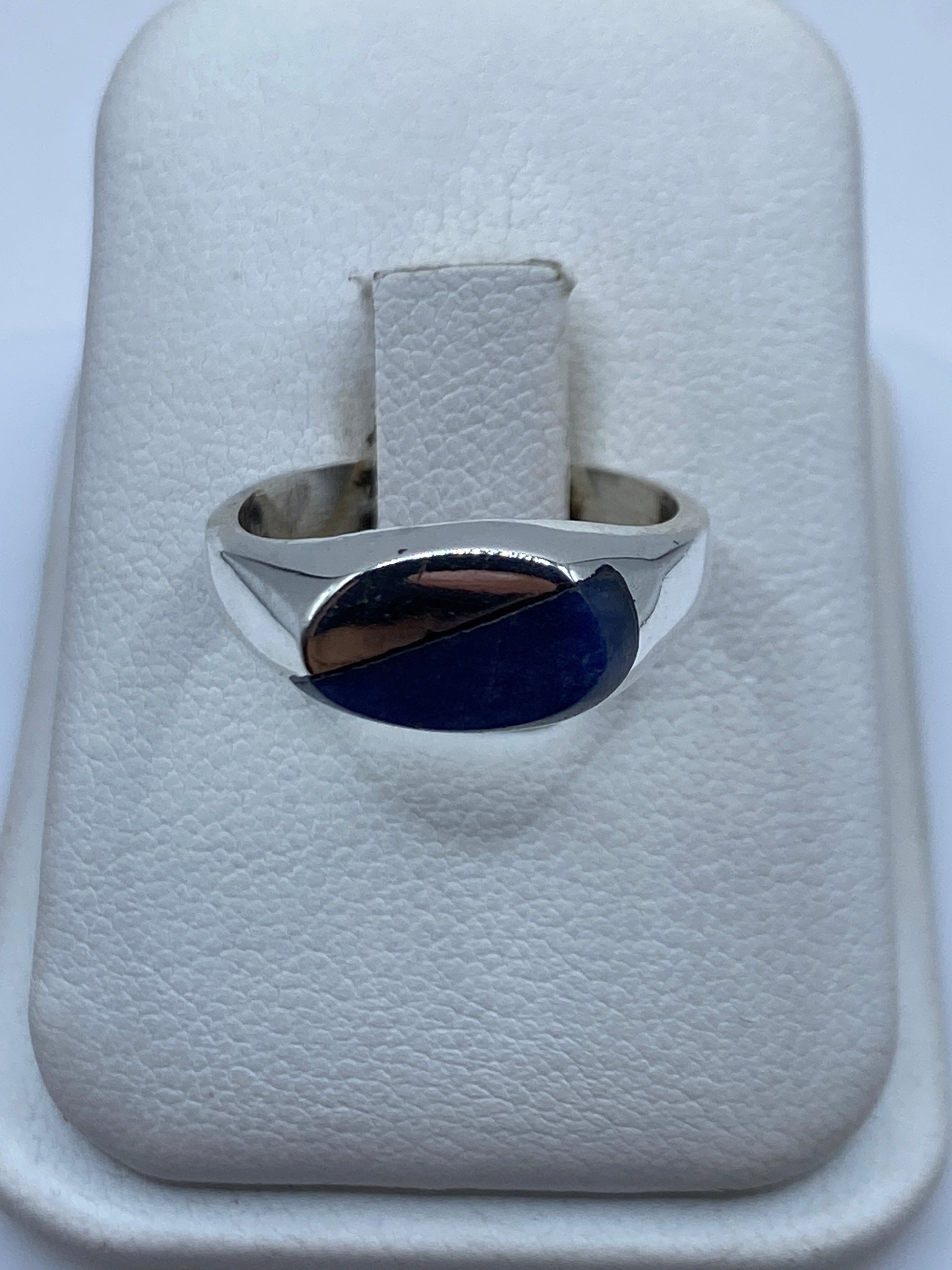 Anillo de plata con lapislázuli azul en estuche blanco, vista frontal
