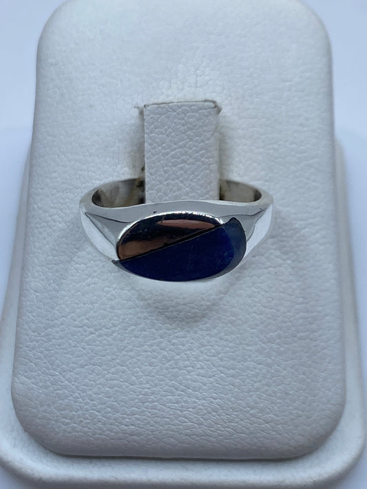 Anillo de plata con lapislázuli azul en estuche blanco, vista frontal