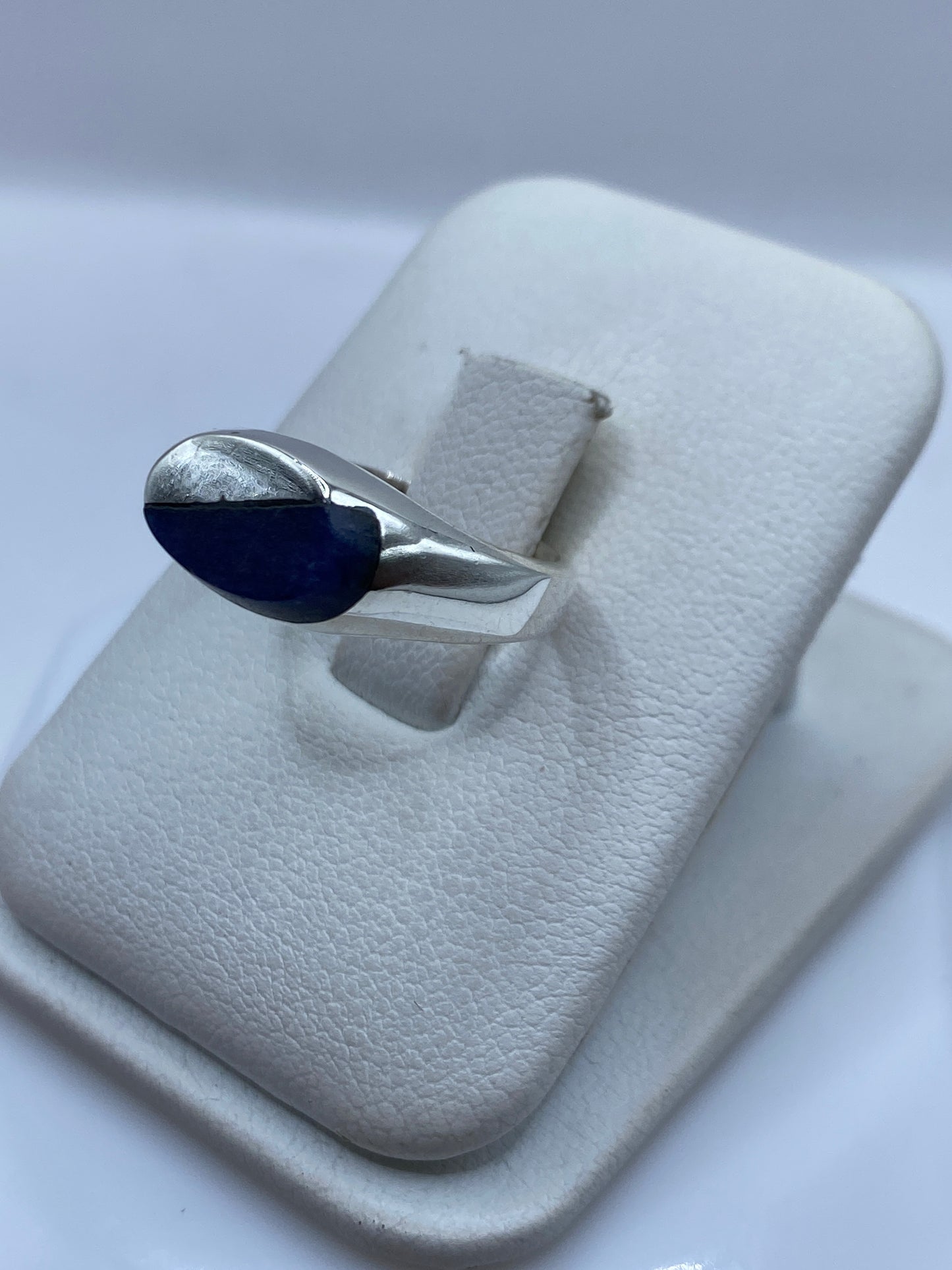 Detalle del lapislázuli con vetas doradas naturales en plata .925