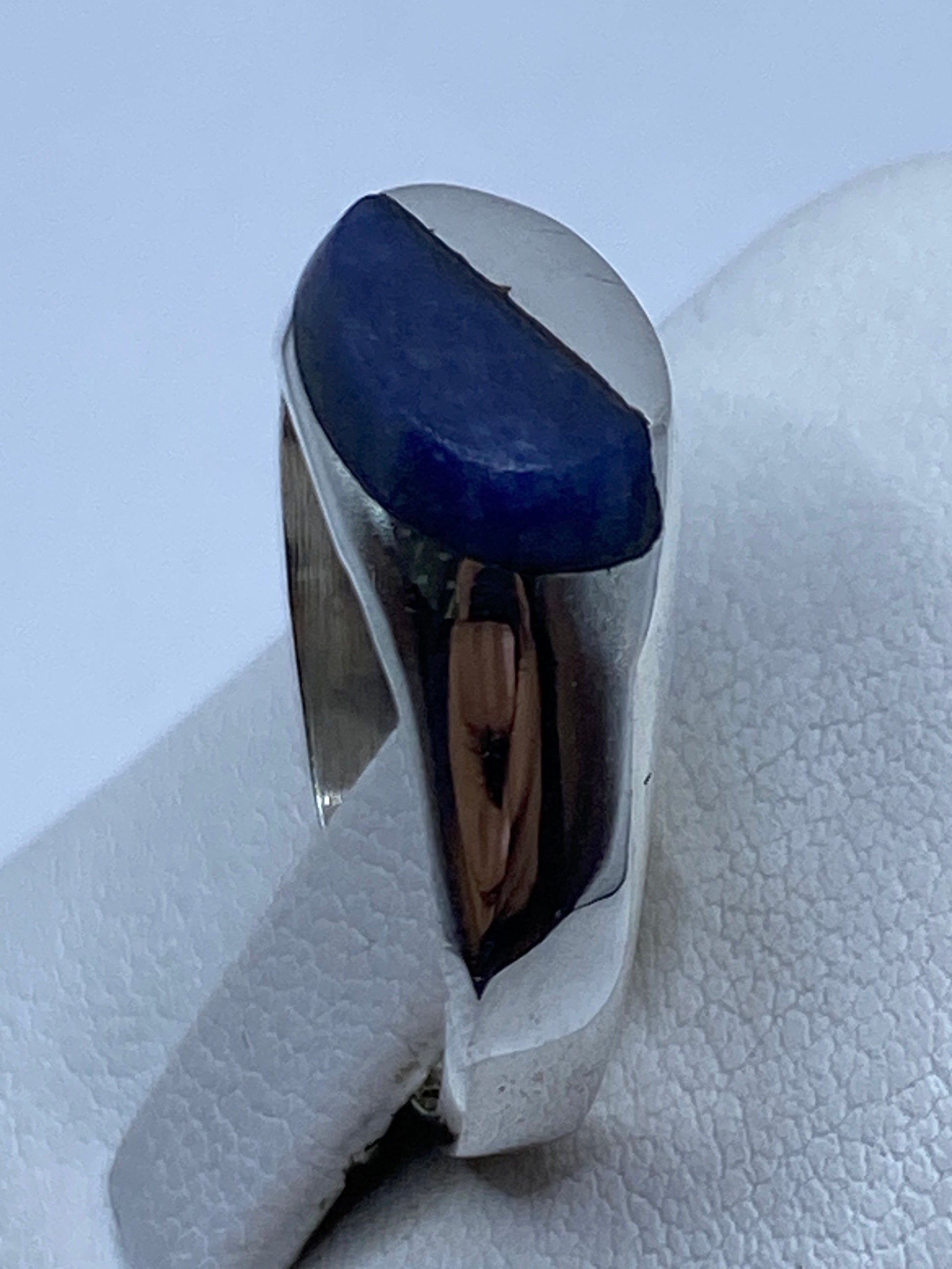 Anillo solitario de lapislázuli puesto en mano, mostrando tono azul profundo