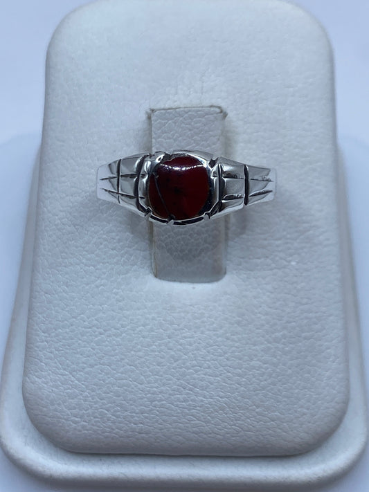 Anillo de plata con coral rojo natural en forma de solitario, talla 7, sobre caja blanca