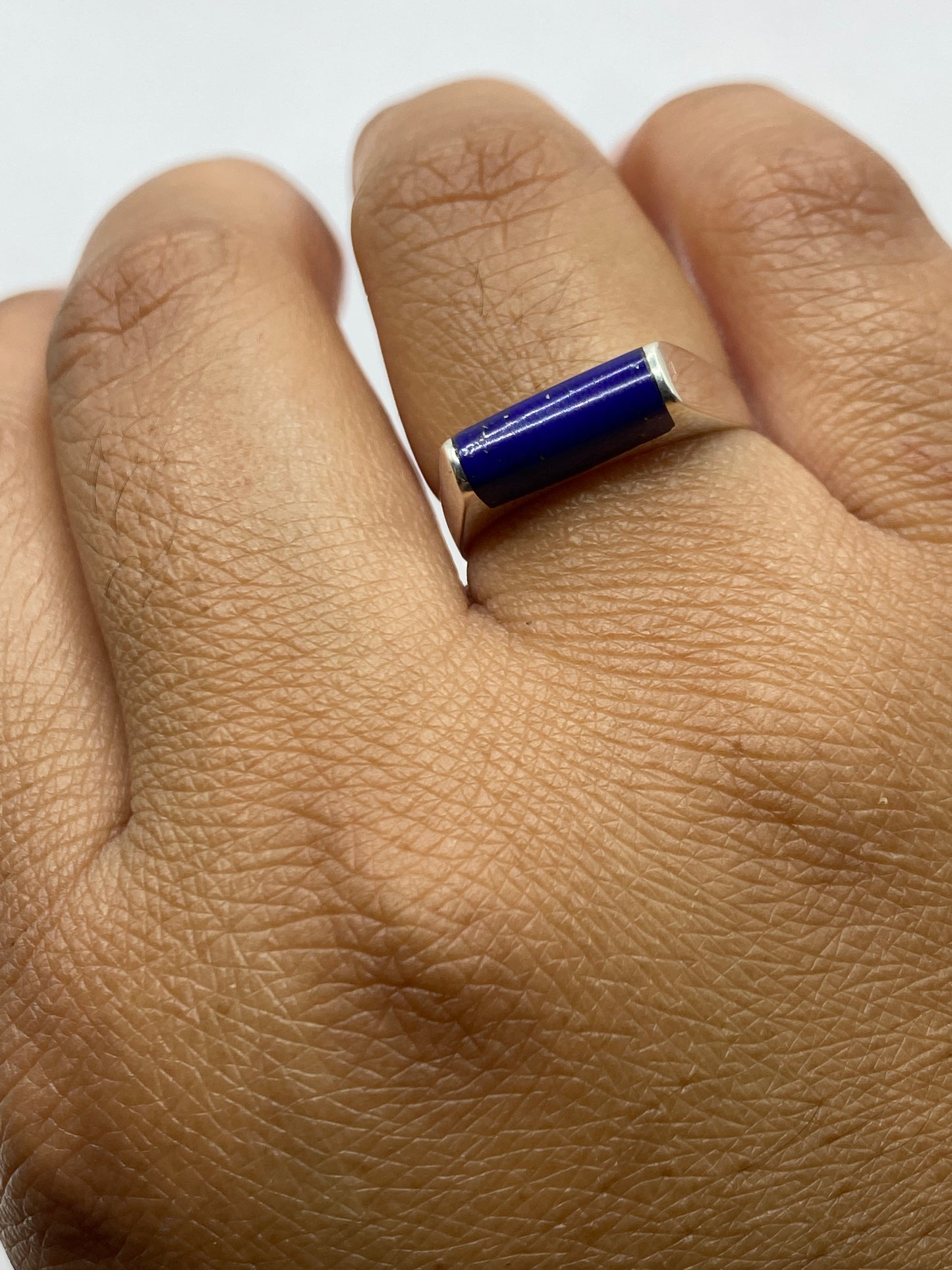 Anillo sobre fondo blanco mostrando sello 925 MEXICO en el interior