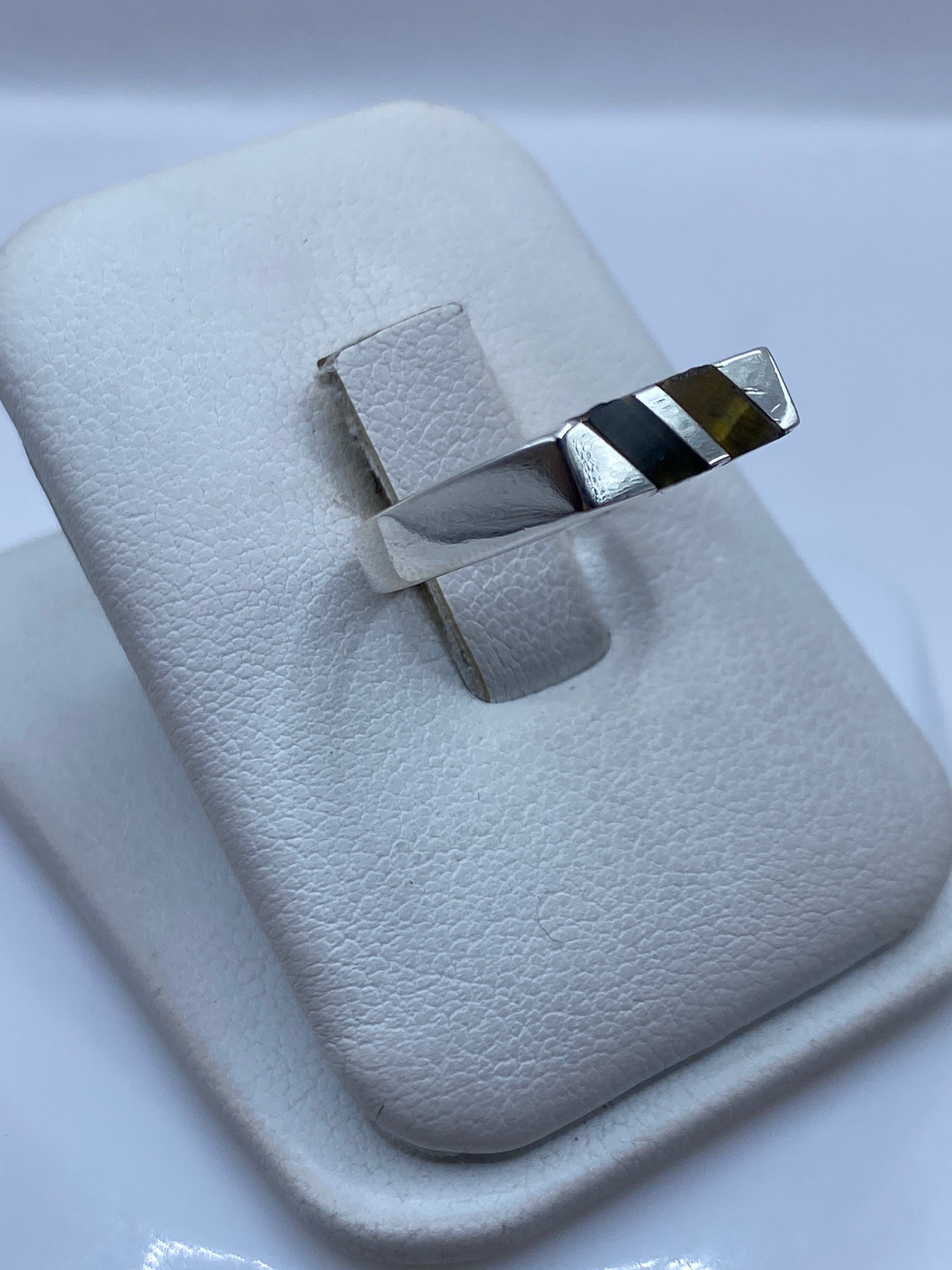 Detalle lateral del anillo minimalista mostrando la banda de 6 mm