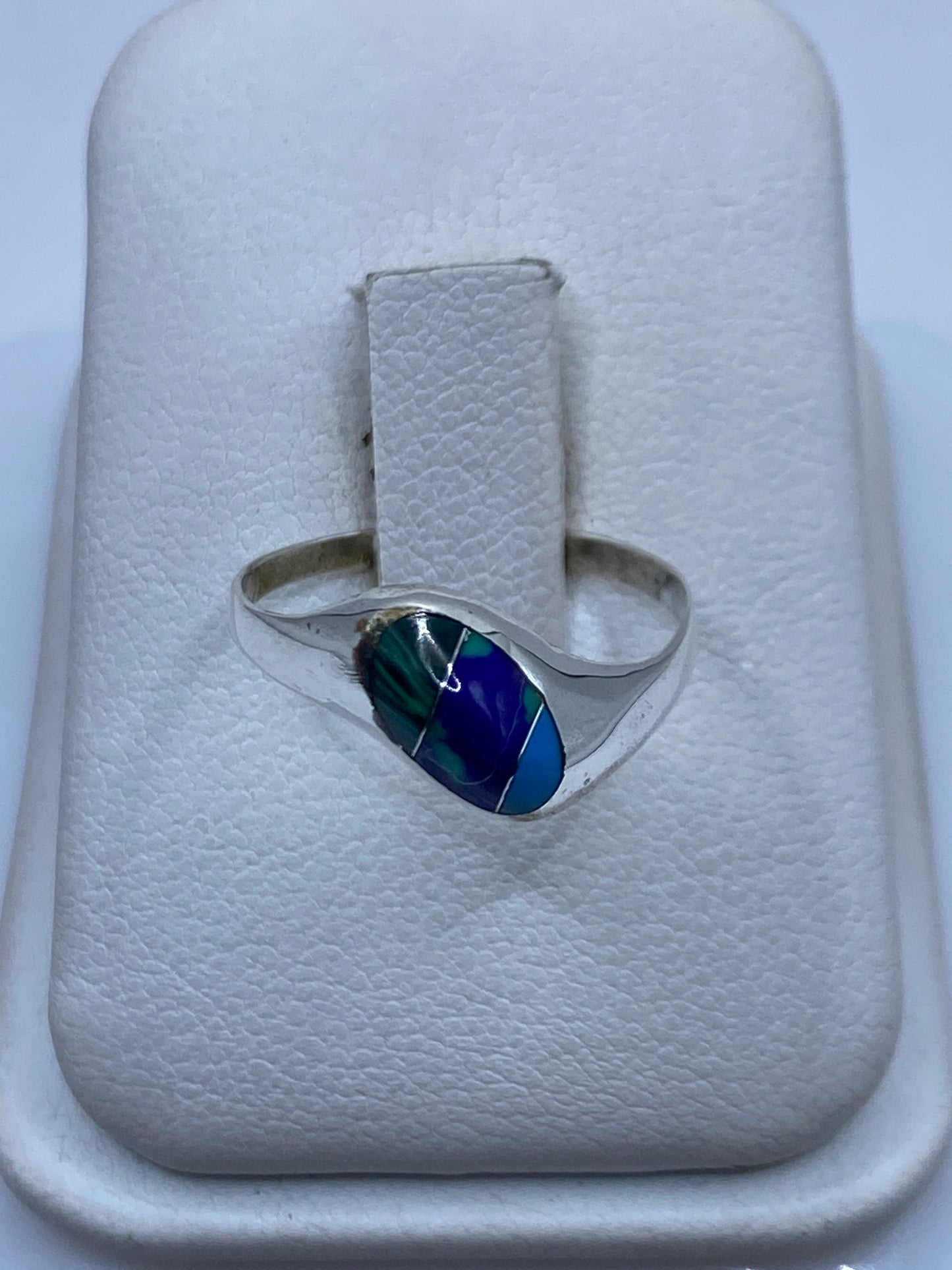 Anillo de plata con malaquita verde natural en estuche blanco sobre fondo neutro