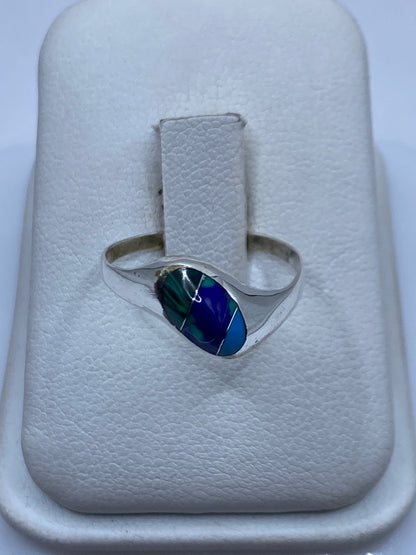 Anillo de plata con malaquita verde natural en estuche blanco sobre fondo neutro