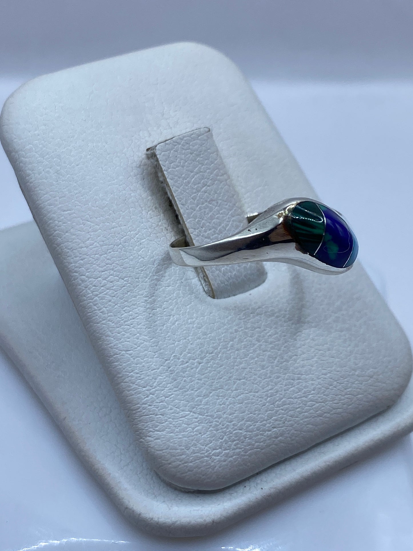 Vista frontal del anillo solitario con malaquita verde veteada en plata .925