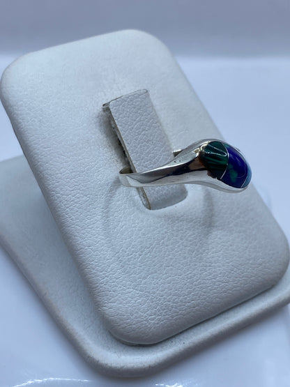 Vista frontal del anillo solitario con malaquita verde veteada en plata .925