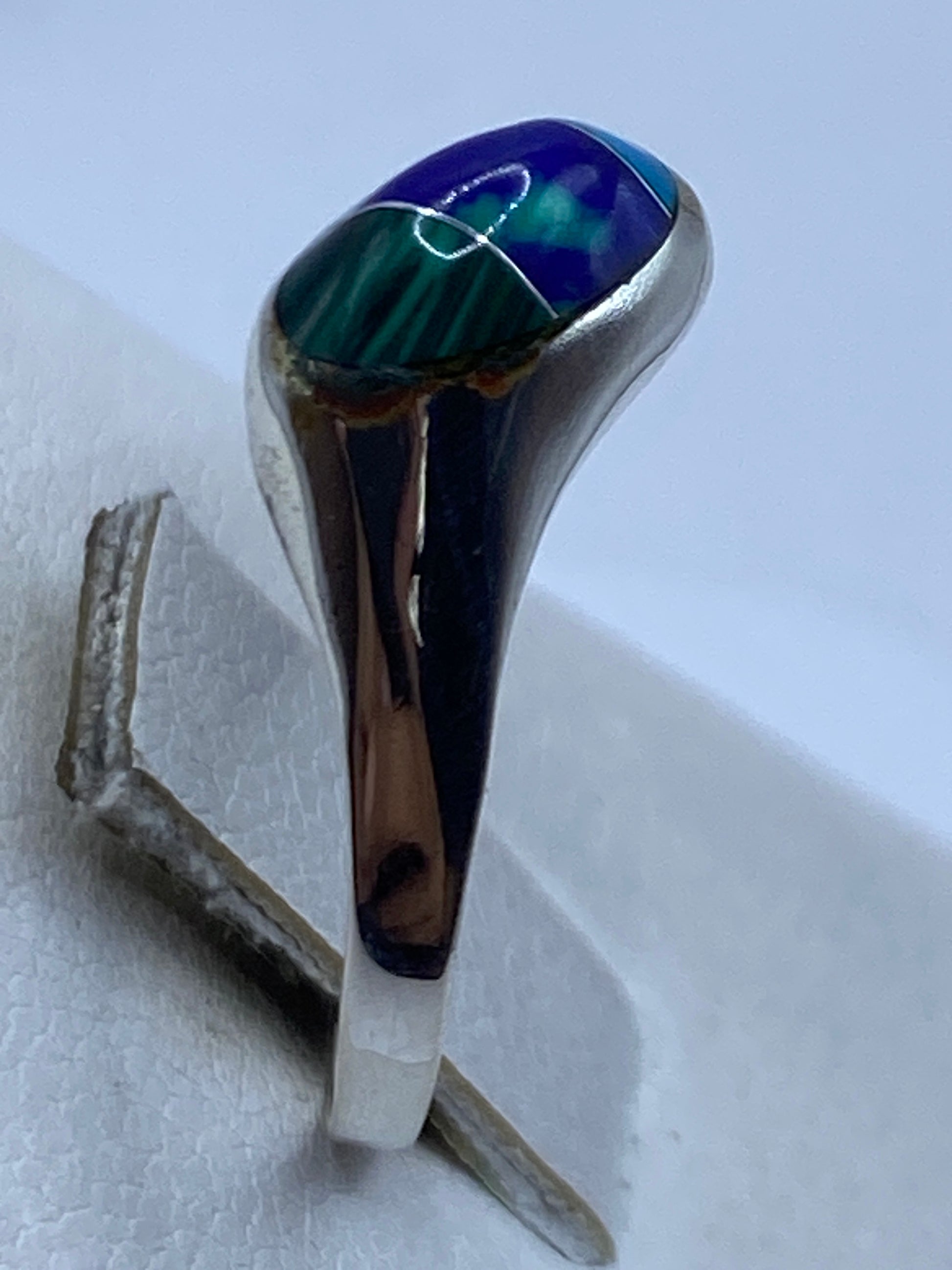 Detalle del pulido en banda lisa del anillo de plata con malaquita