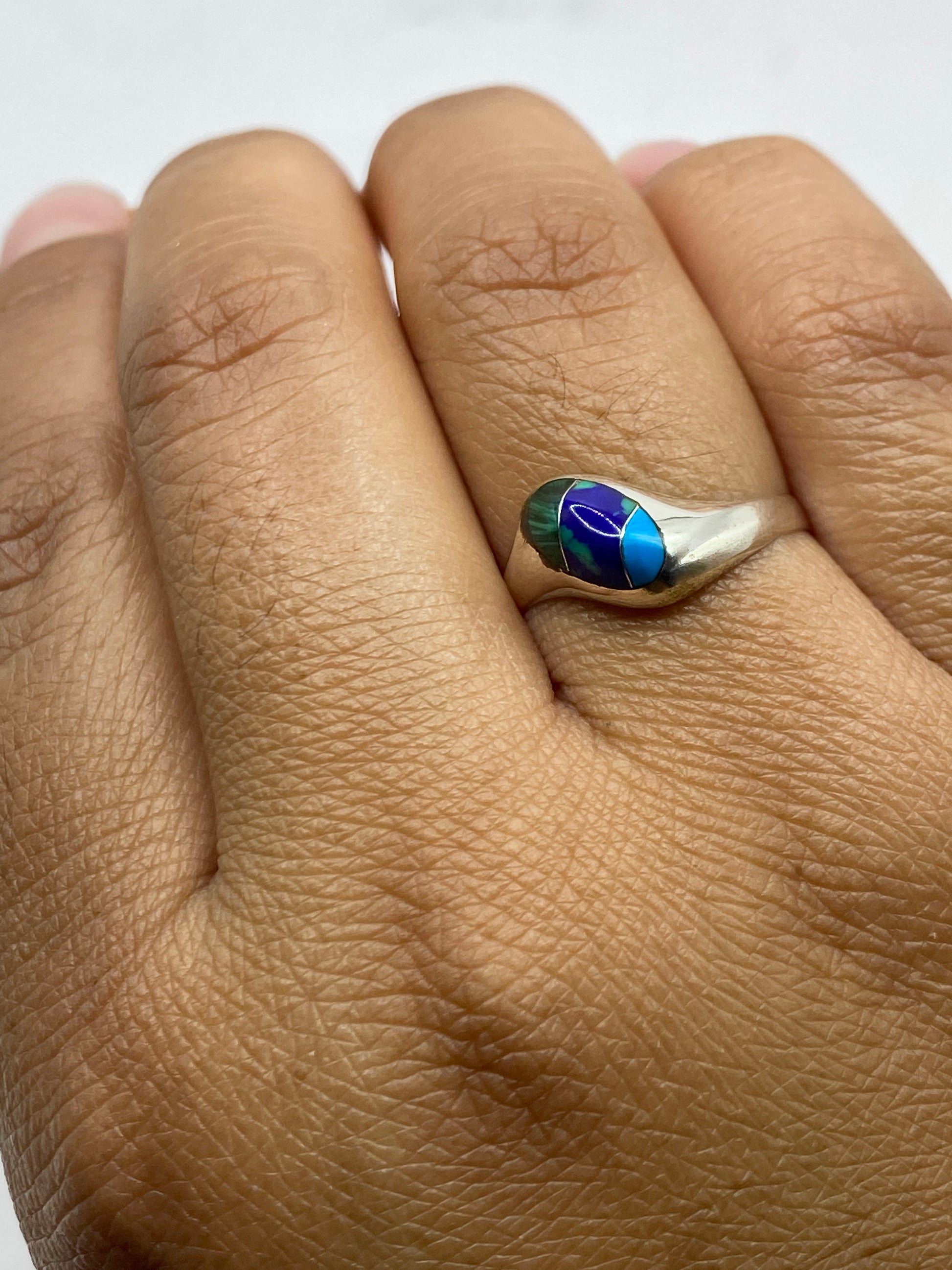 Anillo en dedo mostrando el tamaño y presencia de la piedra verde natural