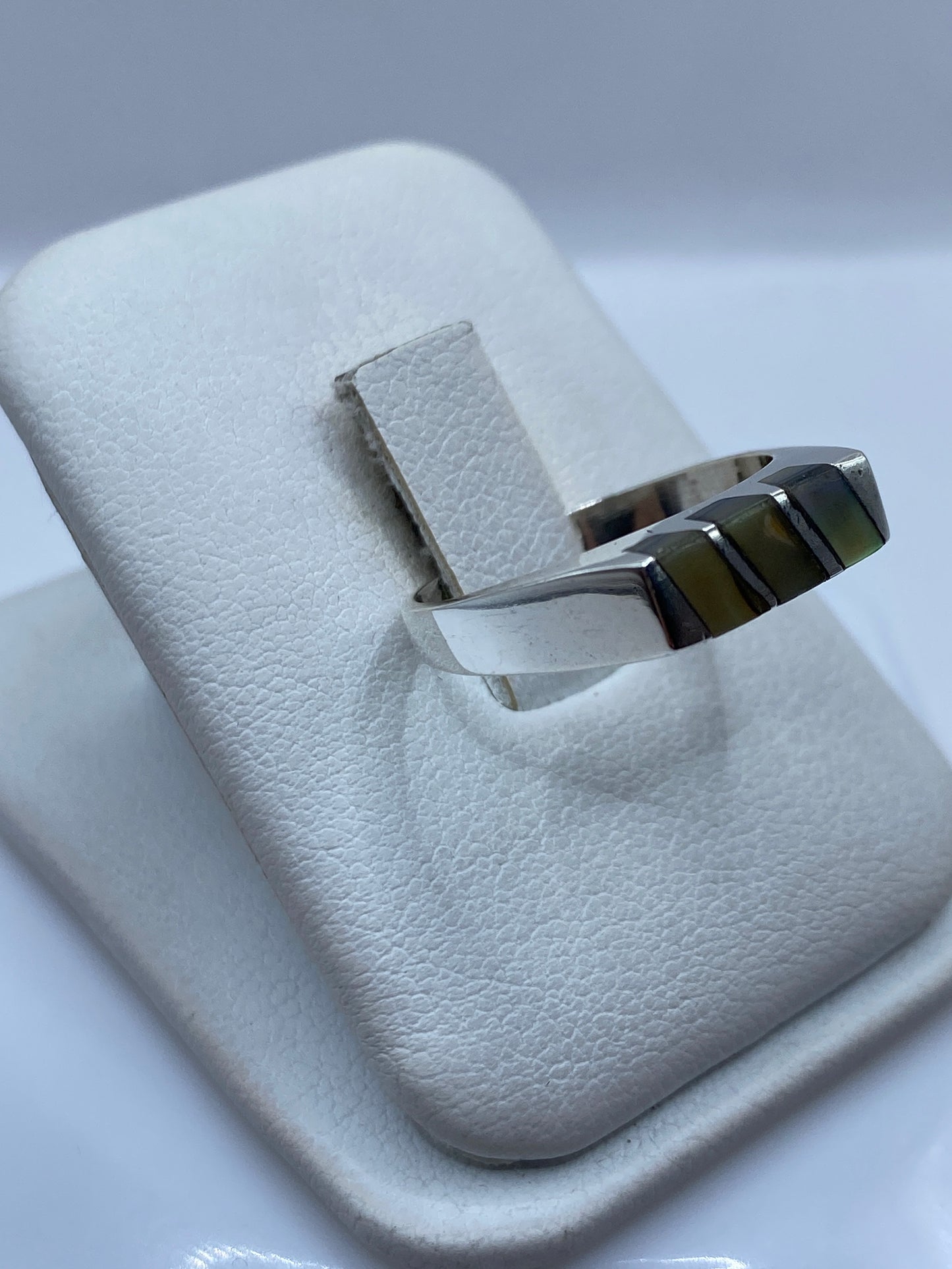 Anillo unisex plata .925 en dedo, mostrando el engaste de la piedra natural desde el lateral
