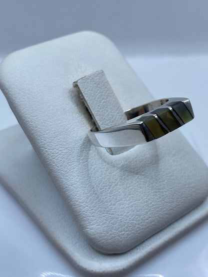 Anillo unisex plata .925 en dedo, mostrando el engaste de la piedra natural desde el lateral