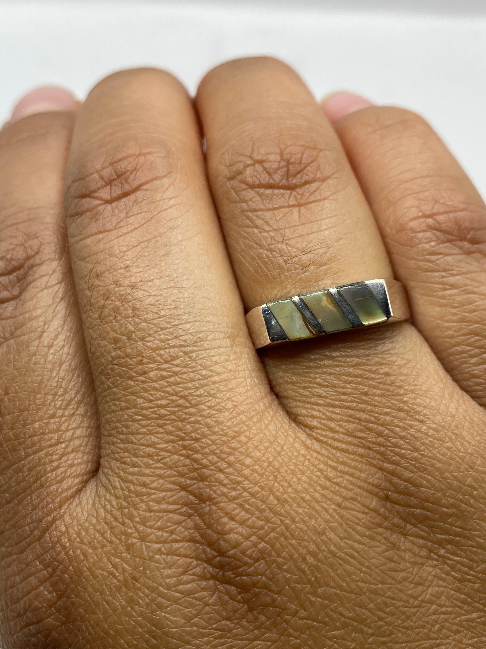 Anillo con piedra natural pulida bajo luz natural, mostrando sello .925 MEXICO en el interior