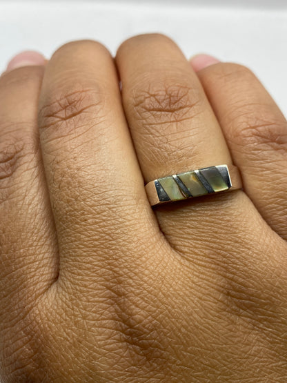 Anillo con piedra natural pulida bajo luz natural, mostrando sello .925 MEXICO en el interior