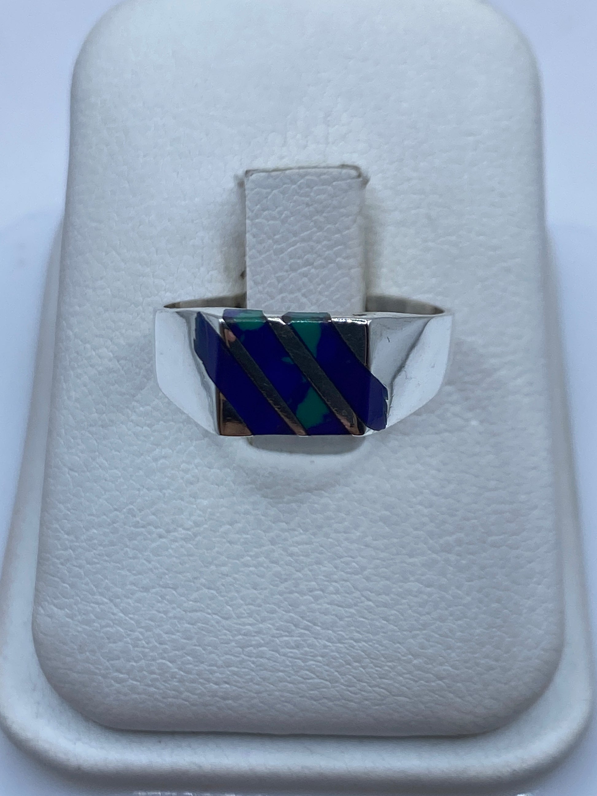 Anillo de plata con incrustaciones de lapislázuli azul en bandas diagonales