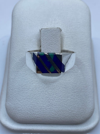 Anillo de plata con incrustaciones de lapislázuli azul en bandas diagonales
