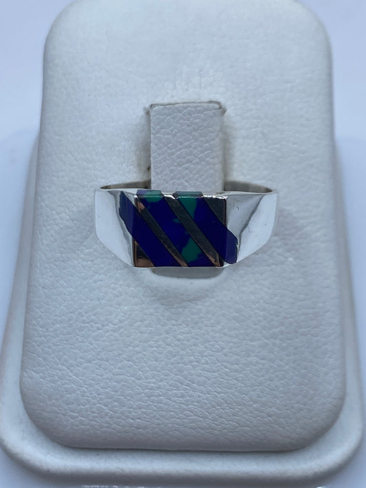 Anillo de plata con incrustaciones de lapislázuli azul en bandas diagonales