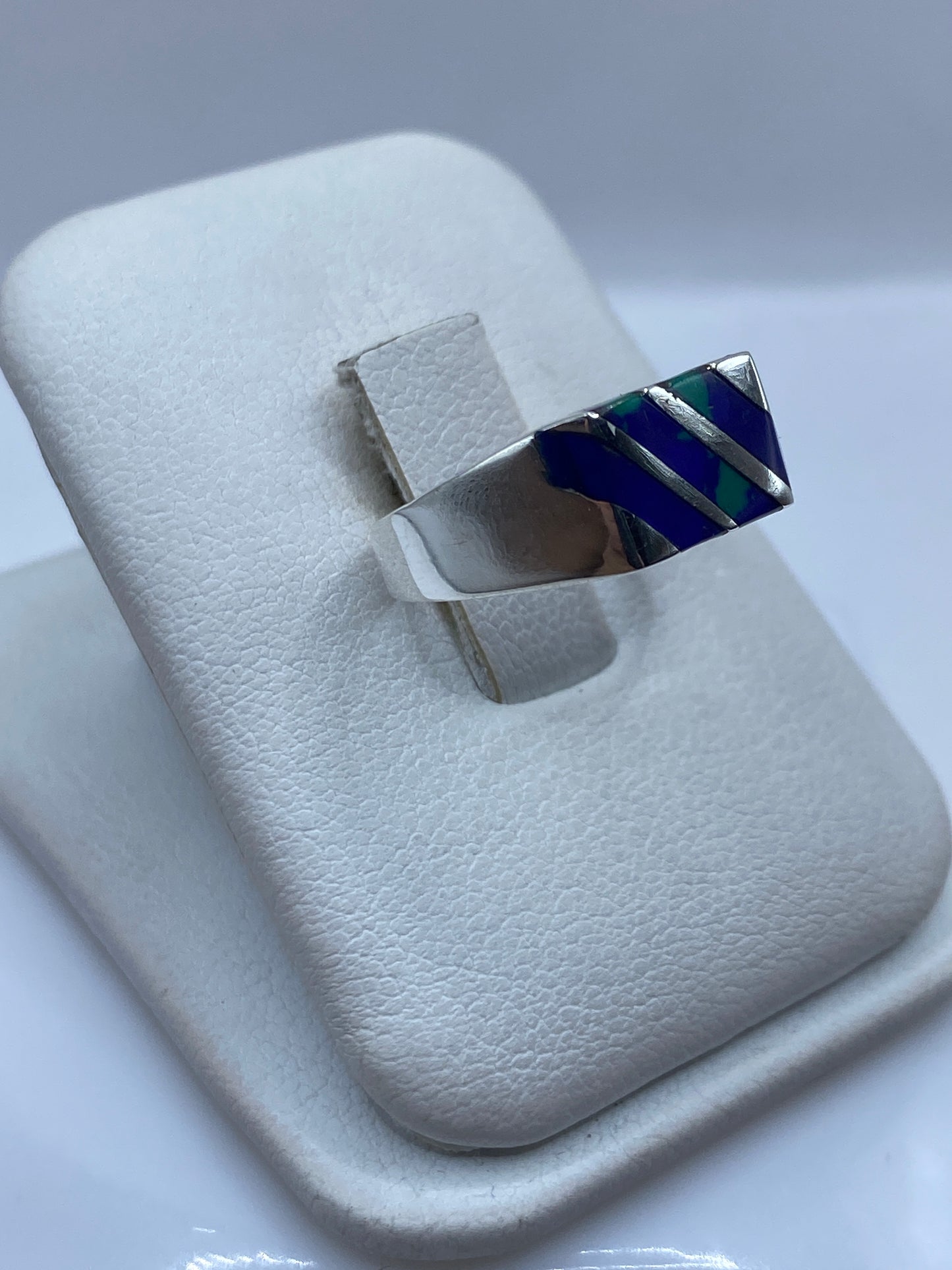 Vista lateral del anillo unisex mostrando el pulido espejo de la plata .925