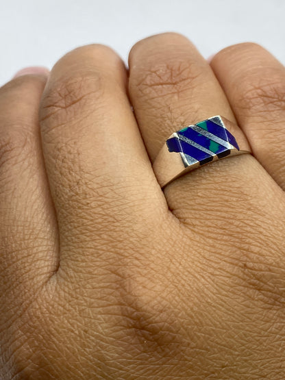 Anillo sobre fondo blanco con sello 925 visible en el interior